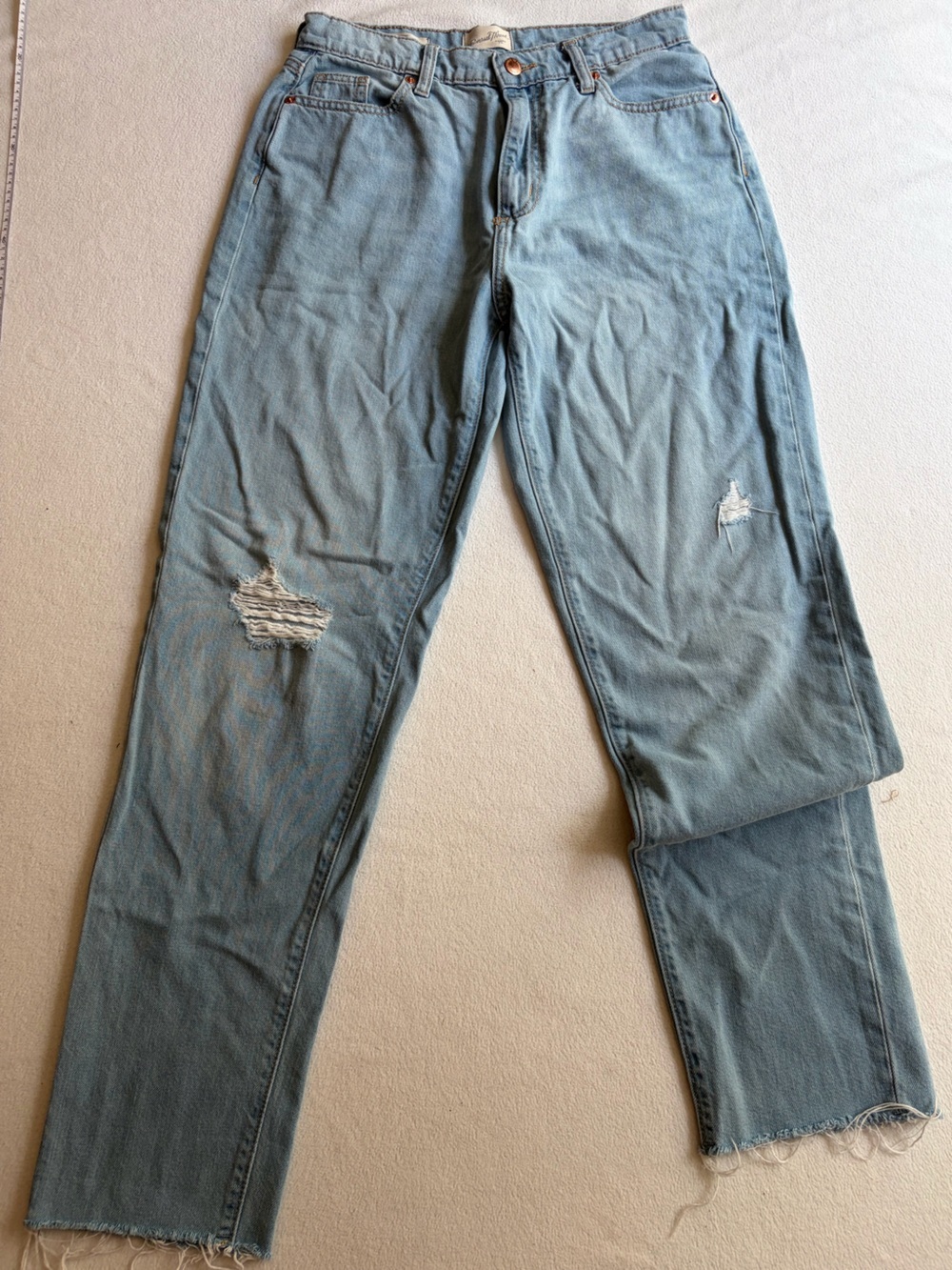 Universal Thread Boyfriend Jeans Womens 4R Light Wash Distressed Raw Hem Denim